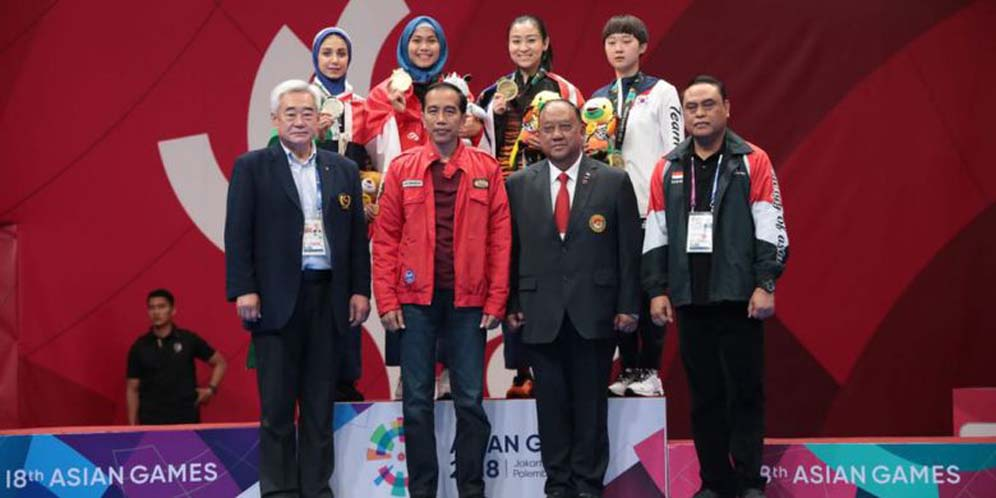 Nonton Asian Games, Jokowi Gunakan Jaket dari Brand Lokal Ini thumbnail